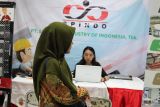 Seorang pencari kerja mencari informasi lowongan pekerjaan saat bursa kerja Arek Suroboyo Siap Kerjo (ASSIK) di Surabaya, Jawa Timur, Selasa (20/5/2025). Pemerintah Kota Surabaya menggelar bursa kerja yang berlangsung sampai 23 Mei 2025 bekerjasama dengan 54 perusahaan dalam negeri serta perusahaan luar negeri dengan menyediakan 732 lowongan pekerjaan. Antara Jatim/Didik Suhartono/um 