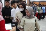 Sejumlah pencari kerja antre untuk masuk ke dalam bursa kerja Arek Suroboyo Siap Kerjo (ASSIK) di Surabaya, Jawa Timur, Selasa (20/5/2025). Pemerintah Kota Surabaya menggelar bursa kerja yang berlangsung sampai 23 Mei 2025 bekerjasama dengan 54 perusahaan dalam negeri serta perusahaan luar negeri dengan menyediakan 732 lowongan pekerjaan. Antara Jatim/Didik Suhartono/um 