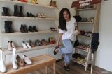 Pekerja melakukan penjualan langsung sepatu buatan tangan atau handmade melalui pasar digital di rumah pengemasan dan penjualan Gloeshoes, Malang, Jawa Timur, Rabu (21/5/2025). Badan Pusat Statistik (BPS) melaporkan ekspor alas kaki ke Amerika Serikat pada Januari-Maret 2025 meningkat sebesar 16,62 persen menjadi 657,90 juta dollar Amerika Serikat jika dibandingkan  periode yang sama tahun lalu yang hanya seniai 564,13 juta dollar Amerika Serikat. Antara Jatim/Ari Bowo Sucipto/um