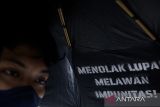 Massa yang tergabung dalam Komite 21 Mei menggelar aksi peringatan 27 Tahun Reformasi Lawan Kebangkitan Order Baru di Braga, Bandung, Jawa Barat, Rabu (21/5/2025). Aksi tersebut sebagai pengingat dan menuntut pemerintah tetap menjalankan enam agenda reformasi 1998 antara lain pemberantasan KKN, otonomi daerah yang adil serta penegakan HAM dan demokrasi secara utuh sekaligus menolak kembalinya sistem pemerintahan yang sama saat masa orde baru. ANTARA FOTO/Novrian Arbi/agr