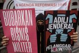 Massa yang tergabung dalam Komite 21 Mei melakukan aksi Peringatan 27 Tahun Reformasi Lawan Kebangkitan Order Baru di Braga, Bandung, Jawa Barat, Rabu (21/5/2025). Aksi tersebut sebagai pengingat dan menuntut pemerintah tetap menjalankan enam agenda reformasi 1998 antara lain pemberantasan KKN, otonomi daerah yang adil serta penegakan HAM dan demokrasi secara utuh sekaligus menolak kembalinya sistem pemerintahan yang sama saat masa orde baru. ANTARA FOTO/Novrian Arbi/agr