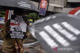 Massa yang tergabung dalam Komite 21 Mei melakukan aksi Peringatan 27 Tahun Reformasi Lawan Kebangkitan Order Baru di Braga, Bandung, Jawa Barat, Rabu (21/5/2025). Aksi tersebut sebagai pengingat dan menuntut pemerintah tetap menjalankan enam agenda reformasi 1998 antara lain pemberantasan KKN, otonomi daerah yang adil serta penegakan HAM dan demokrasi secara utuh sekaligus menolak kembalinya sistem pemerintahan yang sama saat masa orde baru. ANTARA FOTO/Novrian Arbi/agr