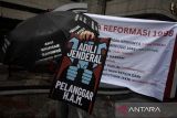 Massa yang tergabung dalam Komite 21 Mei melakukan aksi Peringatan 27 Tahun Reformasi Lawan Kebangkitan Order Baru di Braga, Bandung, Jawa Barat, Rabu (21/5/2025). Aksi tersebut sebagai pengingat dan menuntut pemerintah tetap menjalankan enam agenda reformasi 1998 antara lain pemberantasan KKN, otonomi daerah yang adil serta penegakan HAM dan demokrasi secara utuh sekaligus menolak kembalinya sistem pemerintahan yang sama saat masa orde baru. ANTARA FOTO/Novrian Arbi/agr