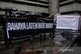 Massa yang tergabung dalam Komite 21 Mei membentangkan spanduk saat melakukan aksi Peringatan 27 Tahun Reformasi Lawan Kebangkitan Order Baru di Braga, Bandung, Jawa Barat, Rabu (21/5/2025). Aksi tersebut sebagai pengingat dan menuntut pemerintah tetap menjalankan enam agenda reformasi 1998 antara lain pemberantasan KKN, otonomi daerah yang adil serta penegakan HAM dan demokrasi secara utuh sekaligus menolak kembalinya sistem pemerintahan yang sama saat masa orde baru. ANTARA FOTO/Novrian Arbi/agr