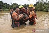 Anggota BPBD Ciamis mengevakuasi warga yang sakit dan terisolir banjir di Kecamatan Panumbangan, Kabupaten Ciamis, Jawa Barat, Rabu (21/5/2025). Hujan deras yang mengguyur wilayah Kabupaten Ciamis pada Selasa (20/5) malam, menyebabkan Sungai Citanduy meluap dan menyebabkan 217 Kepala Keluarga (KK) terdampak banjir di tiga Desa di Kecamatan Panumbangan dan Cihaurbeuti. ANTARA FOTO/Adeng Bustomi/agr