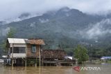 Warga bertahan di atap rumahnya yang tergenang banjir di Kecamatan Panumbangan, Kabupaten Ciamis, Jawa Barat, Rabu (21/5/2025). Hujan deras yang mengguyur wilayah Kabupaten Ciamis pada Selasa (20/5) malam, menyebabkan Sungai Citanduy meluap dan menyebabkan 217 Kepala Keluarga (KK) terdampak banjir di tiga Desa di Kecamatan Panumbangan dan Cihaurbeuti. ANTARA FOTO/Adeng Bustomi/agr