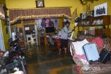 Warga menyelamatkan barang miliknya yang tergenang banjir di Kecamatan Panumbangan, Kabupaten Ciamis, Jawa Barat, Rabu (21/5/2025). Hujan deras yang mengguyur wilayah Kabupaten Ciamis pada Selasa (20/5) malam, menyebabkan Sungai Citanduy meluap dan menyebabkan 217 Kepala Keluarga (KK) terdampak banjir di tiga Desa di Kecamatan Panumbangan dan Cihaurbeuti. ANTARA FOTO/Adeng Bustomi/agr