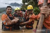 Anggota BPBD Ciamis mengevakuasi warga yang sakit dan terisolir banjir di Kecamatan Panumbangan, Kabupaten Ciamis, Jawa Barat, Rabu (21/5/2025). Hujan deras yang mengguyur wilayah Kabupaten Ciamis pada Selasa (20/5) malam, menyebabkan Sungai Citanduy meluap dan menyebabkan 217 Kepala Keluarga (KK) terdampak banjir di tiga Desa di Kecamatan Panumbangan dan Cihaurbeuti. ANTARA FOTO/Adeng Bustomi/agr