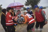 Anggota PMI, Tagana, dan BPBD Kabupaten Tasikmalaya mengevakuasi korban banjir menggunakan perahu karet di Sukaresik, Kabupaten Tasikmalaya, Jawa Barat, Rabu (21/5/2025). Hujan deras yang mengguyur wilayah Kabupaten Tasikmalaya pada Selasa (20/5) malam, menyebabkan Sungai Citanduy dan Cikidang meluap dan menyebabkan 1.011 rumah warga terendam banjir dengan ketinggian 60 cm hingga dua meter serta menewaskan seorang lansia akibat tenggelam saat menjaring ikan. ANTARA FOTO/Adeng Bustomi/agr