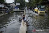 Sejumlah kendaraan menerobos banjir di Cipondoh, Kota Tangerang, Banten, Rabu (21/5/2025). Banjir setinggi 40 cm akibat tingginya intensitas hujan dan buruknya kualitas drainase tersebut membuat arus lalu lintas tersendat. ANTARA FOTO/Putra M. Akbar/gp