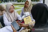 Pelaku usaha mikro kecil menengah (UMKM) mengurus izin usaha saat festival UMKM di Kota Cilegon, Banten, Rabu (21/5/2025). Pelayanan izin usaha dalam Festival UMKM tersebut bertujuan untuk memudahkan serta mendorong pengembangan para pelaku UMKM guna mendapat perlindungan hukum serta mempermudah akses pengajuan kredit usaha rakyat (KUR). ANTARA FOTO/Muhammad Bagus Khoirunas/gp