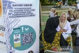 Pelaku usaha mikro kecil menengah (UMKM) mengurus izin usaha saat festival UMKM di Kota Cilegon, Banten, Rabu (21/5/2025). Pelayanan izin usaha dalam Festival UMKM tersebut bertujuan untuk memudahkan serta mendorong pengembangan para pelaku UMKM guna mendapat perlindungan hukum serta mempermudah akses pengajuan kredit usaha rakyat (KUR). ANTARA FOTO/Muhammad Bagus Khoirunas/gp