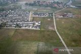 Foto udara kompleks perumahan di antara area persawahan di Sepatan, Kabupaten Tangerang, Banten, Rabu (21/5/2025). Menteri Koordinator Pangan Zulkifli Hasan mengatakan pemerintah akan menambah luas lahan sawah dilindungi dari delapan menjadi 20 provinsi atau dari sebelumnya total luas lahan 3.836.944 hektare ditambah lagi 2.751.651 hektare untuk mengatasi alih fungsi lahan dan menjaga ketahanan pangan nasional melalui revisi Perpres Nomor 59 tahun 2019 terkait alih fungsi lahan sawah. ANTARA FOTO/Putra M. Akbar/gp