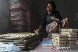 Perajin mengemas kue satu di rumah industri Ipa Jaya, Kasemen, Kota Serang, Banten, Rabu (21/5/2025). Menteri Perdagangan Budi Santoso mencatat nilai ekspor produk usaha mikro, kecil, dan menengah (UMKM) mencapai 57,61 juta dolar AS pada periode Januari-April 2025 yang dicapai melalui program penjajakan bisnis (business matching) milik Kemendag yang dilaksanakan secara daring oleh perwakilan perdagangan Indonesia di 33 negara serta terdiri dari 46 kantor Atase Perdagangan dan Indonesian Trade Promotion Center (ITPC). ANTARA FOTO/Angga Budhiyanto/gp