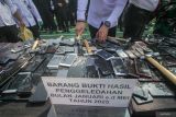 Petugas menghancurkan gawai saat pemusnahan barang bukti di halaman Markas Kanwil Ditjenpas Jawa Timur, Medaeng, Sidoarjo, Jawa Timur, Rabu (21/5/2025). Kantor Wilayah Direktorat Jenderal Pemasyarakatan (Ditjenpas) Jawa Timur memusnahkan 280 handphone milik narapidana dan tahanan hasil penggeledahan di 39 lapas dan rutan di Jawa Timur sejak Januari hingga Mei 2025. Antara Jatim/Umarul Faruq