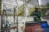 Siswa memasang penyaring air pada alat pertanian cerdas (smart farming) di salah satu greenhouse SMKN Pertanian Pembangunan (PP) Lembang, Kabupaten Bandung Barat, Jawa Barat, Rabu (21/5/2025). Sekolah tersebut mengimplementasikan digitalisasi pertanian dengan memanfaatkan teknologi Internet of Things (IoT) yang terintegrasi dengan aplikasi ponsel untuk mengatur penyiraman tanaman, penerangan, pengawasan melalui kamera nirkabel serta mengatur suhu dan kelembapan sehingga mampu menghemat waktu perawatan serta mengoptimalkan hasil produksi berbagai jenis sayuran yang dalam seminggu mencapai 150 kilogram. ANTARA FOTO/Abdan Syakura/agr