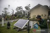 Siswa memeriksa alat klimatologi yang terhubung dengan ponsel melalui teknologi Internet of Things (IoT) di Stasiun Klimatologi SMKN Pertanian Pembangunan (PP) Lembang, Kabupaten Bandung Barat, Jawa Barat, Rabu (21/5/2025). Sekolah tersebut mengimplementasikan digitalisasi pertanian dengan memanfaatkan teknologi Internet of Things (IoT) yang terintegrasi dengan aplikasi ponsel untuk mengatur penyiraman tanaman, penerangan, pengawasan melalui kamera nirkabel serta mengatur suhu dan kelembapan sehingga mampu menghemat waktu perawatan serta mengoptimalkan hasil produksi berbagai jenis sayuran yang dalam seminggu mencapai 150 kilogram. ANTARA FOTO/Abdan Syakura/agr