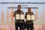 Ketua Dewan Komisioner Lembaga Penjamin Simpanan (LPS) Purbaya Yudhi Sadewa (kiri) berfoto bersama Rektor Universitas Airlangga (Unair) Mohammad Nasih (kanan) usai penandatanganan nota kesepahaman yang meliputi kerja sama di bidang akademik, sosialisasi atau literasi keuangan dan penelitian di sela-sela acara Kelas Cuan Goes To Campus bersama LPS di Auditorium Ternate ASEEC Tower Unair Surabaya, Jawa Timur, Rabu (21/5/2025). Kegiatan yang dihadiri mahasiswa dari berbagai kampus tersebut mengusung tema Berburu Cuan Ala Gen-Z sebagai upaya meningkatkan literasi keuangan pada generasi muda. ANTARA Jatim/Moch Asim.