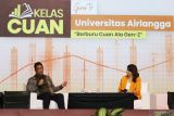 Ketua Dewan Komisioner Lembaga Penjamin Simpanan (LPS) Purbaya Yudhi Sadewa (kiri) menyampaikan materi dalam acara Kelas Cuan Goes To Campus bersama LPS di Auditorium Ternate ASEEC Tower Unair Surabaya, Jawa Timur, Rabu (21/5/2025). Kegiatan yang dihadiri mahasiswa dari berbagai kampus tersebut mengusung tema Berburu Cuan Ala Gen-Z sebagai upaya meningkatkan literasi keuangan pada generasi muda . ANTARA Jatim/Moch Asim.