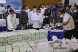 Wakil Kepala Staf TNI Angkatan Laut (Wakasal) Laksamana Madya TNI Erwin S Aldedharma (ketiga kiri) bersama Sekretaris Utama BNN RI Brigjen Pol Tantan Sulistyana (keempat kiri) dan Wakil Gubernur Kepulauan Riau Nyanyang Haris Pratamura (tengah) menyaksikan pengujian barang bukti kasus penyelupan sabu-sabu dan kokain sebelum dimusnahkan di Lantamal IV Batam, Kepulauan Riau, Selasa (20/5/2025). TNI AL memusnahkan barang bukti 2,061 ton narkotika jenis sabu-sabu dan kokain yang diamankan dari lima tersangka berinisial UTT, AKO, KL, S warga negara Myanmar dan KS warga negara Thailand saat berlayar menggunakan kapal ikan dari Thailand memasuki perairan Indonesia melalui Selat Durian Kepulauan Riau pada Rabu (14/5). ANTARA FOTO/Teguh Prihatna/nym.