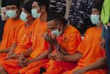 Lima orang tersangka kasus penyelundupan sabu-sabu dan kokain dihadirkan saat acara pemusnahan barang bukti di Lantamal IV Batam, Kepulauan Riau, Selasa (20/5/2025). TNI AL memusnahkan barang bukti 2,061 ton narkotika jenis sabu-sabu dan kokain yang diamankan dari lima tersangka berinisial UTT, AKO, KL, S warga negara Myanmar dan KS warga negara Thailand saat berlayar menggunakan kapal ikan dari Thailand memasuki perairan Indonesia melalui Selat Durian Kepulauan Riau pada Rabu (14/5). ANTARA FOTO/Teguh Prihatna/nym.