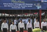 Perwakilan Ketua RT terpilih menyimak pembacaan naskah pelantikan Ketua RT dalam rangkaian Pelantikan Ketua RT serentak se-Kota Jambi periode 2025-2030 di Lapangan Balai Kota Jambi, Jambi, Rabu (21/5/2025). Sebanyak 1.650 Ketua RT yang 78,7 persen di antaranya terpilih dalam pelaksanaan Pemilihan Ketua RT serentak se-kota itu pada akhir April lalu resmi dilantik dan melaksanakan retret pada hari ini. ANTARA FOTO/Wahdi Septiawan/Spt.