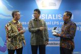 Ketua Dewan Komisioner Lembaga Penjamin Simpanan (LPS) Purbaya Yudhi Sadewa (tengah) berbincang dengan Direktur Group Pusat Pelatihan dan Pendidikan LPS Dimas Yuliharto (kiri) dan Kepala Kantor Perwakilan LPS II Surabaya Bambang S Hidayat (kanan) saat sosialisasi peran dan tugas LPS menggunakan teknologi Virtual Reality (VR) di Surabaya, Jawa Timur, Rabu (21/5/2025). Kegiatan yang dihadiri mahasiswa, dosen dan akademisi lainnya tersebut guna memberikan pemahaman yang lebih interaktif kepada masyarakat maupun pegawai akan peran dan tugas LPS seperti proses likuidasi bank, mengamankan aset bank hingga bagaimana langkah-langkah dalam penyelamatan sistem keuangan sesuai kewenangan LPS. ANTARA JatimMoch Asim.