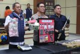 Kabid Humas Polda Jawa Timur Kombes Pol Jules Abraham Abast (tengah) didampingi Dirresnarkoba Polda Jawa Timur Kombes Pol Robert Da Costa (kiri) menunjukkan barang bukti narkoba serta menghadirkan tersangka saat rilis kasus penyalahgunaan dan peredaran narkoba di Polda Jawa Timur, Surabaya, Jawa Timur, Rabu (21/5/2025). Ditresnarkoba Polda Jawa Timur menangkap empat orang di lokasi berbeda dan telah ditetapkan sebagai tersangka dalam kasus dugaan penyalahgunaan dan peredaran narkoba dengan mengamankan sejumlah barang bukti dari empat tersangka itu di antaranya narkoba jenis sabu seberat total 9,5 kilogram, pil ekstasi sebanyak 5.814 butir dan sejumlah sarana pengirimannya. Antara Jatim/Didik Suhartono/um 