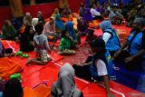 Petugas JSC (Jatim Social Care) melakukan terapi psikologis atau trauma healing pengungsi korban longsor di Desa Depok, Trenggalek, Jawa Timur, Rabu (21/5/2025). Konseling dan terapi psikologis itu dilakukan untuk mengidentifikasi tingkat traumatis para pengungsi sekaligus memberikan penguatan mental agar mereka kembali berdaya dan siap menjalani kehidupan pascabencana. Antara Jatim/Destyan Sujarwoko/um