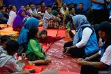 Petugas JSC (Jatim Social Care) melakukan terapi psikologis atau trauma healing pengungsi korban longsor di Desa Depok, Trenggalek, Jawa Timur, Rabu (21/5/2025). Konseling dan terapi psikologis itu dilakukan untuk mengidentifikasi tingkat traumatis para pengungsi sekaligus memberikan penguatan mental agar mereka kembali berdaya dan siap menjalani kehidupan pascabencana. Antara Jatim/Destyan Sujarwoko/um