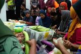 Gubernur Jawa Timur Khofifah Indar Parawansa (tengah) menyemangati relawan dapur umum di Posko Pengungsi korban longsor di Desa Depok, Trenggalek, Jawa Timur, Rabu (21/5/2025). Kunjungan tersebut untuk memastikan seluruh langkah mitigasi dan penanggulangan bencana longsor yang menyebabkan enam orang warga hilang dan puluhan KK mengungsi itu berjalan sesuai protokol kedaruratan bencana nasional. Antara Jatim/Destyan Sujarwoko/um