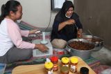 Pelaku usaha memasak berbagai jenis sambal untuk diekspor ke Taiwan, Singapura dan Hongkong di Dapur Subur, Kebonagung, Malang, Jawa Timur, Kamis (22/5/2025). Pemerintah berupaya menggenjot ekspor produk makanan, minuman dan pertanian ke pasar Asia untuk memenuhi target peningkatan ekspor nasional secara keseluruhan di tahun 2025 sebesar 7,1 persen. Antara Jatim/Ari Bowo Sucipto/um