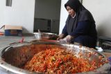 Pelaku usaha memasak berbagai jenis sambal untuk diekspor ke Taiwan, Singapura dan Hongkong di Dapur Subur, Kebonagung, Malang, Jawa Timur, Kamis (22/5/2025). Pemerintah berupaya menggenjot ekspor produk makanan, minuman dan pertanian ke pasar Asia untuk memenuhi target peningkatan ekspor nasional secara keseluruhan di tahun 2025 sebesar 7,1 persen. Antara Jatim/Ari Bowo Sucipto/um
