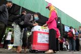 Jamaah Calon Haji menulis identitas pada koper saat dikumpulkan di lapangan Ki Angmor Dam V Brawijaya, Malang, Jawa Timur, Kamis (22/6/2025). Sebanyak 1.196 Calon Jamaah Haji (CJH) dari kota Malang, kota Batu dan kabupaten Malang tergabung dalam gelombang kedua dan menempati kloter terakhir pemberangkatan yakni pada tanggal 23 dan 24 Mei 2025. Antara Jatim/Ari Bowo Sucipto/um