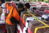 Petugas menata koper milik jamaah calon haji yang dikumpulkan di lapangan Ki Angmor Dam V Brawijaya, Malang, Jawa Timur, Kamis (22/6/2025). Sebanyak 1.196 Calon Jamaah Haji (CJH) dari kota Malang, kota Batu dan kabupaten Malang tergabung dalam gelombang kedua dan menempati kloter terakhir pemberangkatan yakni pada tanggal 23 dan 24 Mei 2025. Antara Jatim/Ari Bowo Sucipto/um