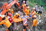 Tim SAR gabungan berhasil mengevakuasi jenazah kedua korban longsor di Desa Depok, Trenggalek, Jawa Timur, Kamis (22/5/2025). Setelah mengidentifikasi titik lokasi dan melakukan pengupasan material longsor yang menimbun para korban menggunakan alat berat, tim SAR akhirnya berhasil mengevakuasi dua korban, yakni jasad Yatemi (70) yang ditemukan pada pukul 15.00 WIB dan jasad Mesinem (90) yang ditemukan pukul 16.00 WIB. ANTARA Jatim/Destyan Sujarwoko/mas.