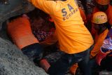 Tim SAR gabungan menemukan jenazah kedua korban longsor di Desa Depok, Trenggalek, Jawa Timur, Kamis (22/5/2025). Setelah mengidentifikasi titik lokasi dan melakukan pengupasan material longsor yang menimbun para korban menggunakan alat berat, tim SAR akhirnya berhasil mengevakuasi dua korban, yakni jasad Yatemi (70) yang ditemukan pada pukul 15.00 WIB dan jasad Mesinem (90) yang ditemukan pukul 16.00 WIB. ANTARA Jatim/Destyan Sujarwoko/mas.