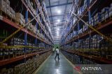 Petugas melihat barang bukti saat ekspose produk impor tidak sesuai ketentuan atau ilegal di salah satu gudang di Cikupa, Kabupaten Tangerang, Banten, Kamis (22/5/2025). Kementerian perdagangan mengamankan sebanyak 1,6 juta unit produk impor ilegal asal China yang melanggar ketentuan perdagangan seperti tidak sesuai SNI, tidak menggunakan label berbahasa Indonesia, tidak memiliki nomor pendaftaran barang serta tidak ada nomor registrasi kesehatan, keselamatan keamanan dan lingkungan (K3L) dengan bernilai total Rp18,8 miliar. ANTARA FOTO/Putra M. Akbar/gp