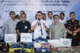 Menteri Perdagangan Budi Santoso (tengah) bersama Anggota Komisi VI DPR Darmadi Durianto (kedua kanan) menyampaikan konferensi pers saat ekspose produk impor tidak sesuai ketentuan atau ilegal di salah satu gudang di Cikupa, Kabupaten Tangerang, Banten, Kamis (22/5/2025). Kementerian perdagangan mengamankan sebanyak 1,6 juta unit produk impor ilegal asal China yang melanggar ketentuan perdagangan seperti tidak sesuai SNI, tidak menggunakan label berbahasa Indonesia, tidak memiliki nomor pendaftaran barang serta tidak ada nomor registrasi kesehatan, keselamatan keamanan dan lingkungan (K3L) dengan bernilai total Rp18,8 miliar. ANTARA FOTO/Putra M. Akbar/gp
