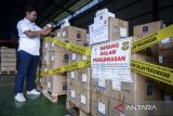 Petugas merapikan barang bukti saat ekspose produk impor tidak sesuai ketentuan atau ilegal di salah satu gudang di Cikupa, Kabupaten Tangerang, Banten, Kamis (22/5/2025). Kementerian perdagangan mengamankan sebanyak 1,6 juta unit produk impor ilegal asal China yang melanggar ketentuan perdagangan seperti tidak sesuai SNI, tidak menggunakan label berbahasa Indonesia, tidak memiliki nomor pendaftaran barang serta tidak ada nomor registrasi kesehatan, keselamatan keamanan dan lingkungan (K3L) dengan bernilai total Rp18,8 miliar. ANTARA FOTO/Putra M. Akbar/gp