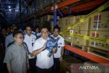 Menteri Perdagangan Budi Santoso (kedua kanan) bersama Anggota Komisi VI DPR Darmadi Durianto (kiri) meninjau produk impor tidak sesuai ketentuan atau ilegal di salah satu gudang di Cikupa, Kabupaten Tangerang, Banten, Kamis (22/5/2025). Kementerian perdagangan mengamankan sebanyak 1,6 juta unit produk impor ilegal asal China yang melanggar ketentuan perdagangan seperti tidak sesuai SNI, tidak menggunakan label berbahasa Indonesia, tidak memiliki nomor pendaftaran barang serta tidak ada nomor registrasi kesehatan, keselamatan keamanan dan lingkungan (K3L) dengan bernilai total Rp18,8 miliar. ANTARA FOTO/Putra M. Akbar/gp