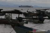 Warga memancing ikan di sekitar Pantai Tanjung Peni, Kota Cilegon, Banten, Kamis (22/5/2025). Kementerian Kelautan dan Perikanan (KKP) mengupayakan percepatan perluasan kawasan laut dilindungi hingga mencakup 30 persen dari luas wilayah perairan nasional atau sekitar 97,5 juta hektare pada tahun 2045 dengan membentuk Komite Nasional Pengelolaan Kawasan Konservasi Perairan serta Forum Nasional MPA (Marine Protected Area) dan OECM (Other Effective Area-based Conservation Measure). ANTARA FOTO/Angga Budhiyanto/gp