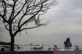 Warga menikmati suasana Pantai Tanjung Peni di Kota Cilegon, Banten, Kamis (22/5/2025). Kementerian Kelautan dan Perikanan (KKP) mengupayakan percepatan perluasan kawasan laut dilindungi hingga mencakup 30 persen dari luas wilayah perairan nasional atau sekitar 97,5 juta hektare pada tahun 2045 dengan membentuk Komite Nasional Pengelolaan Kawasan Konservasi Perairan serta Forum Nasional MPA (Marine Protected Area) dan OECM (Other Effective Area-based Conservation Measure). ANTARA FOTO/Angga Budhiyanto/gp