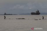 Dua anak bermain air di Pantai Tanjung Peni, Kota Cilegon, Banten, Kamis (22/5/2025). Kementerian Kelautan dan Perikanan (KKP) mengupayakan percepatan perluasan kawasan laut dilindungi hingga mencakup 30 persen dari luas wilayah perairan nasional atau sekitar 97,5 juta hektare pada tahun 2045 dengan membentuk Komite Nasional Pengelolaan Kawasan Konservasi Perairan serta Forum Nasional MPA (Marine Protected Area) dan OECM (Other Effective Area-based Conservation Measure). ANTARA FOTO/Angga Budhiyanto/gp
