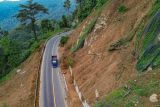Foto udara kendaraan melintasi kawasan rawan longsor di Jalur lintas selatan, Jalan Nasional III, Lumajang, Jawa Timur, Kamis (22/5/2025). Badan Meteorologi, Klimatologi, dan Geofisika (BMKG) mengimbau masyarakat akan potensi cuaca ekstrem yang diperkirakan terjadi di wilayah Jatim pada periode 18â27 Mei 2025 dipengaruhi oleh dinamika atmosfer berupa gelombang Madden-Julian Oscillation (MJO) dan gelombang Low yang memperkuat pembentukan awan hujan dan dapat menimbulkan potensi bencana hidrometeorologi, seperti banjir, tanah longsor, hingga pohon tumbang. ANTARA Jatim/Irfan Sumanjaya/mas.
