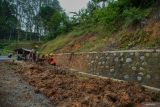Petugas membersihkan sisa material longsor di Jalur lintas selatan, Jalan Nasional III, Lumajang, Jawa Timur, Kamis (22/5/2025). Badan Meteorologi, Klimatologi, dan Geofisika (BMKG) mengimbau masyarakat akan potensi cuaca ekstrem yang diperkirakan terjadi di wilayah Jatim pada periode 18â27 Mei 2025 dipengaruhi oleh dinamika atmosfer berupa gelombang Madden-Julian Oscillation (MJO) dan gelombang Low yang memperkuat pembentukan awan hujan dan dapat menimbulkan potensi bencana hidrometeorologi, seperti banjir, tanah longsor, hingga pohon tumbang. ANTARA Jatim/Irfan Sumanjaya/mas.