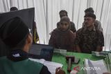 Pasangan pengantin mengikuti sidang Isbat nikah terpadu di Balai Kota Tasikmalaya, Jawa Barat, Kamis (22/5/2025). Pemkot Tasikmalaya bekerja sama dengan Pengadilan Agama dan Kementerian Agama menggelar sidang isbat nikah terpadu gratis yang diikuti 133 pasangan untuk membantu masyarakat mendapatkan legalitas dan administrasi pernikahan sesuai dengan ketentuan yang berlaku. ANTARA FOTO/Adeng Bustomi/agr