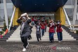 Warga berlari sambil melindungi kepalanya dengan tas saat simulasi penanggulangan bencana gempa bumi di Cimahi Techno Park, Kota Cimahi, Jawa Barat, Kamis (22/5/2025). Simulasi yang digelar Pemkot Cimahi bersama BPBD Kota Cimahi dan relawan kebencanaan dalam rangka peringatan Hari Kesiapsiagaan Bencana tersebut bertujuan untuk melatih kemampuan petugas serta relawan dalam mengantisipasi maupun menghadapi potensi bencana sekaligus mengedukasi masyarakat tentang risiko bencana. ANTARA FOTO/Abdan Syakura/agr