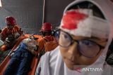 Relawan merawat korban bencana saat simulasi penanggulangan gempa bumi di Cimahi Techno Park, Kota Cimahi, Jawa Barat, Kamis (22/5/2025). Simulasi yang digelar Pemkot Cimahi bersama BPBD Kota Cimahi dan relawan kebencanaan dalam rangka peringatan Hari Kesiapsiagaan Bencana tersebut bertujuan untuk melatih kemampuan petugas serta relawan dalam mengantisipasi maupun menghadapi potensi bencana sekaligus mengedukasi masyarakat tentang risiko bencana. ANTARA FOTO/Abdan Syakura/agr