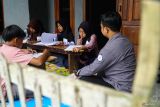 Lima siswa mengerjakan soal dalam rangkaian ujian sekolah di rumah warga Desa Depok, Trenggalek, Jawa Timur, Kamis (22/5/2025). Kelima siswa terpaksa mengikuti ujian sekolah di kelas darurat karena akses jalan menuju sekolah mereka yang berjarak satu kilometer terputus terdampak longsor. ANTARA Jatim/Destyan Sujarwoko/mas.
